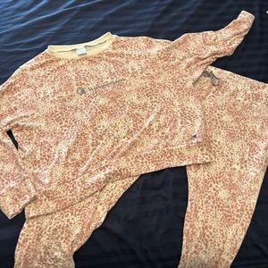 Women’s size 2XL Champion pajama set.